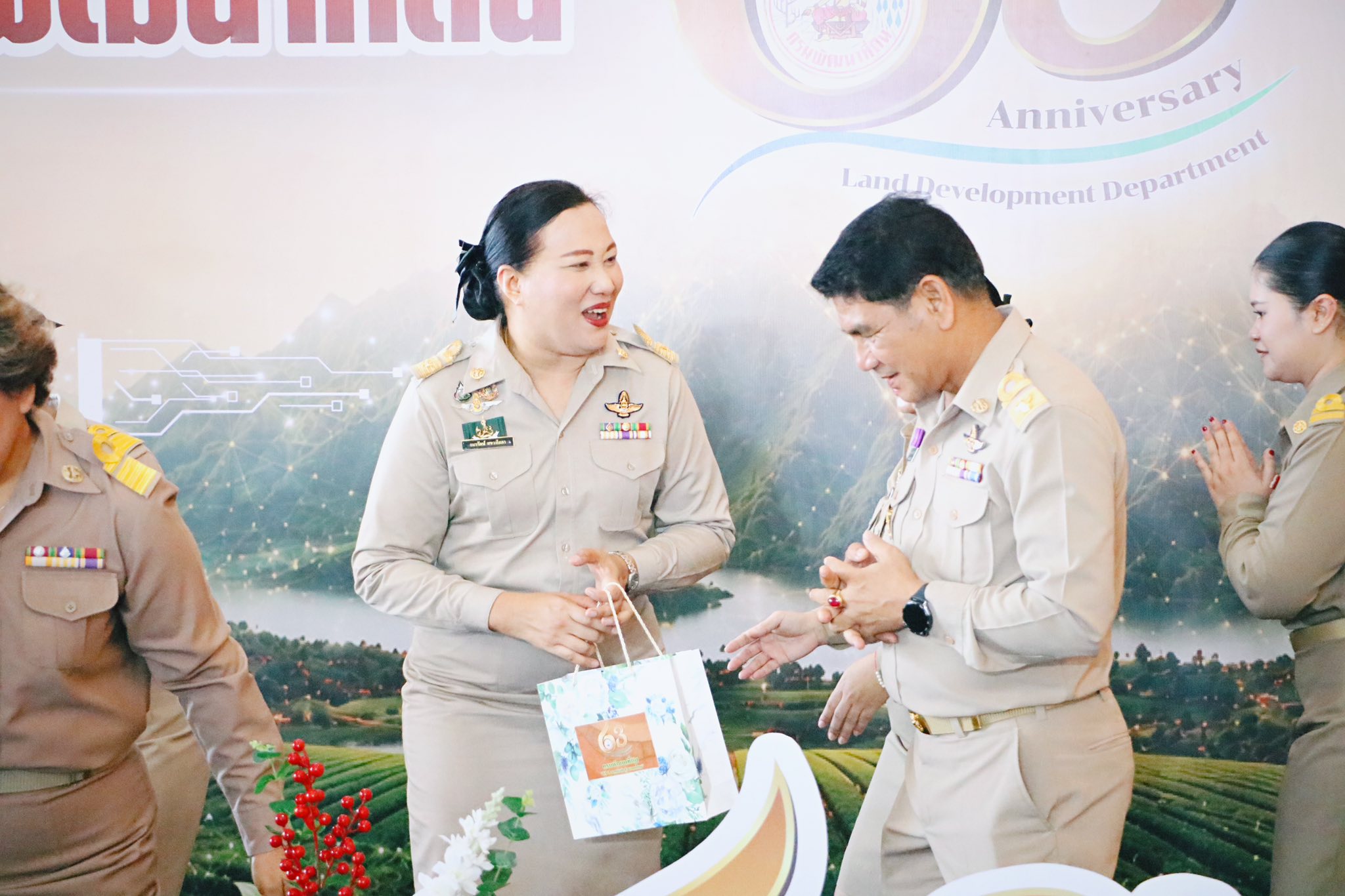 title - ส.ป.ก. ร่วมเป็นเกียรติและแสดงความยินดีในวันสถาปนาครบรอบ กรมพัฒนาที่ดิน “63 ปี จากดินดี สู่อนาคตไทย“